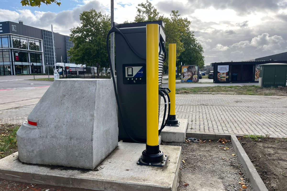 ochrana nabíjecích stanic pomocí sloupků Slow Stop 3