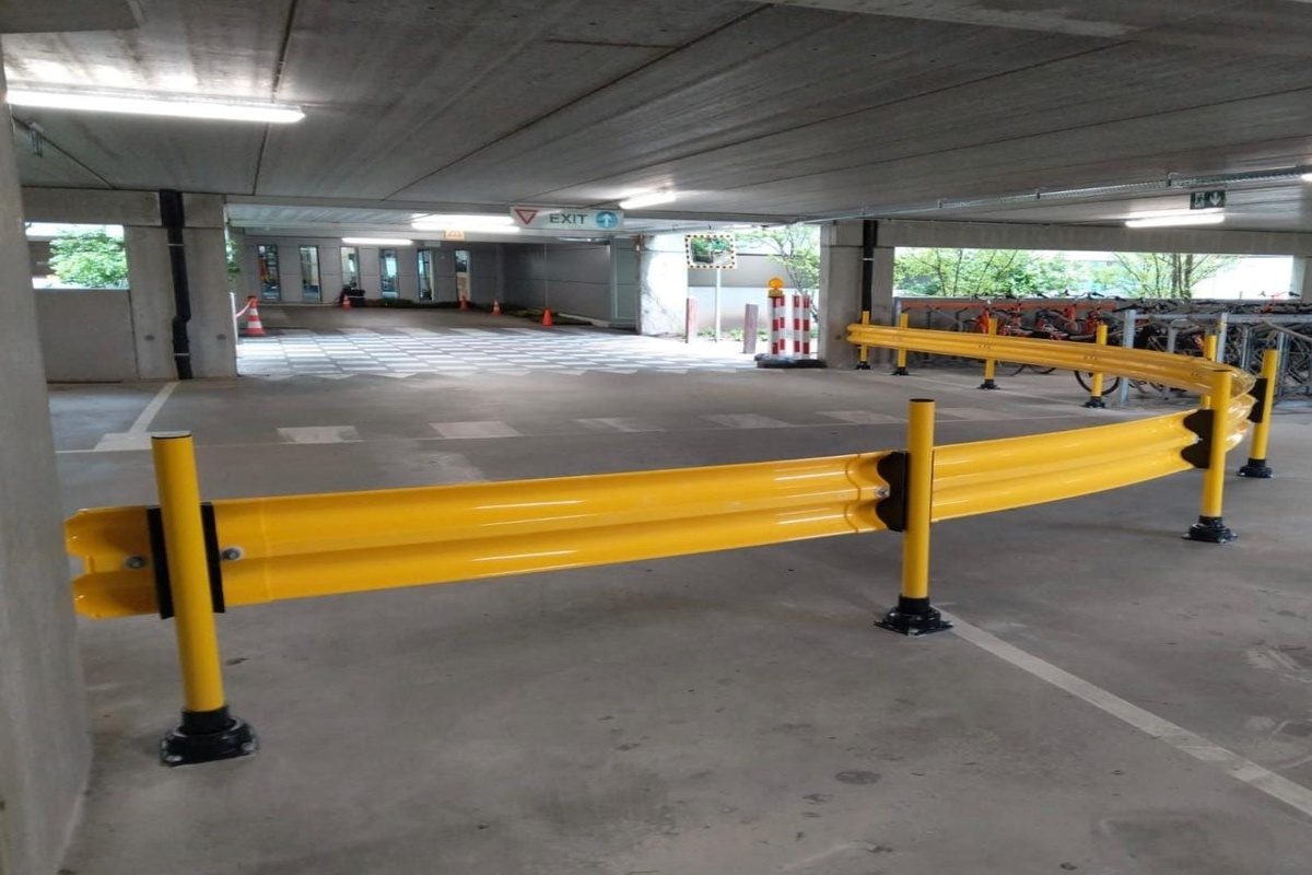 Ochranné svodidlo SLOW STOP instalované v parkovací garáži proti nárazu vozidel.