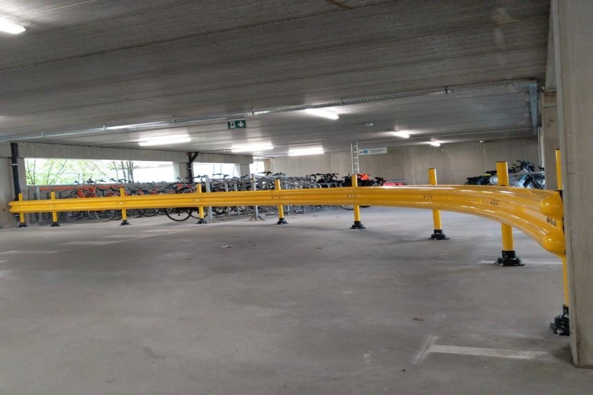 Svodidlo SLOW STOP absorbující energii nárazu a chránící infrastrukturu parkovacího objektu.  