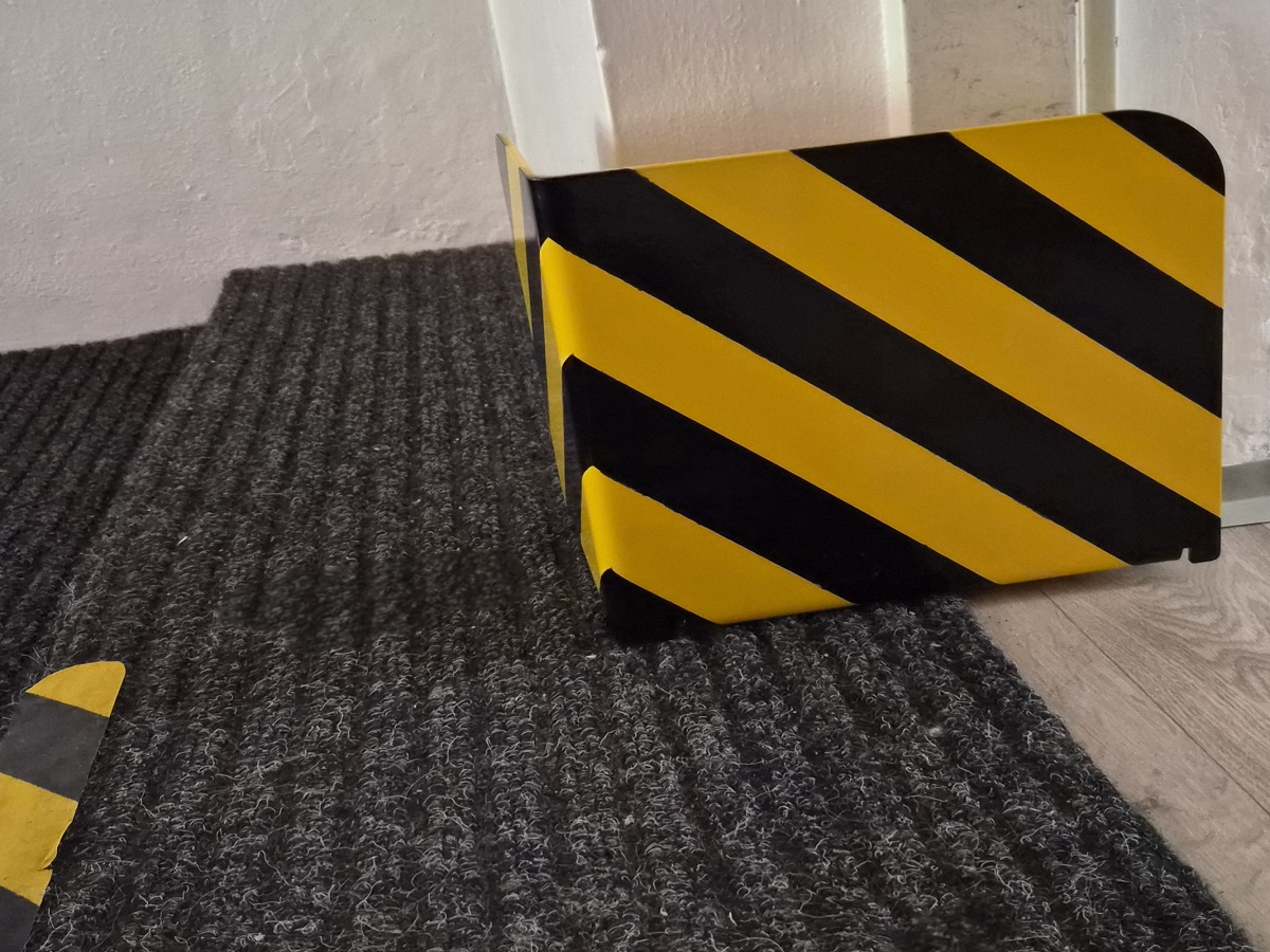 ocelová ochrana rohů u schodiště
