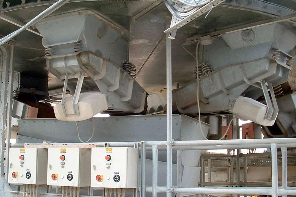 Electomagnetic feeders slider