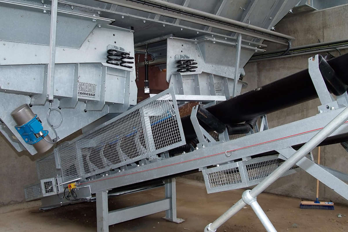 Electomechanical feeders slider