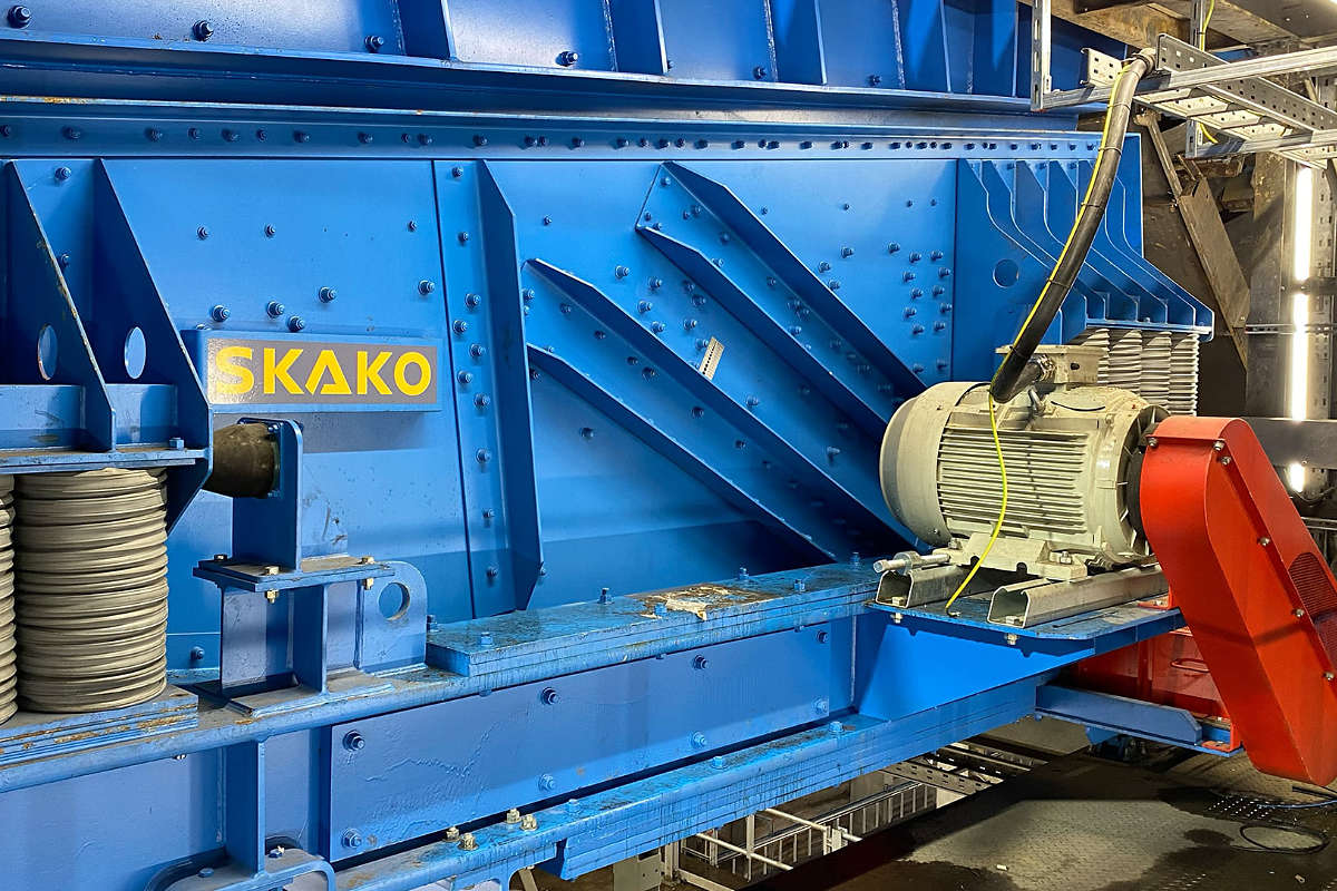 Heavy-duty feeders slider
