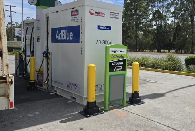 Ochrana stojanu AdBlue pomocí sloupků SlowStop.